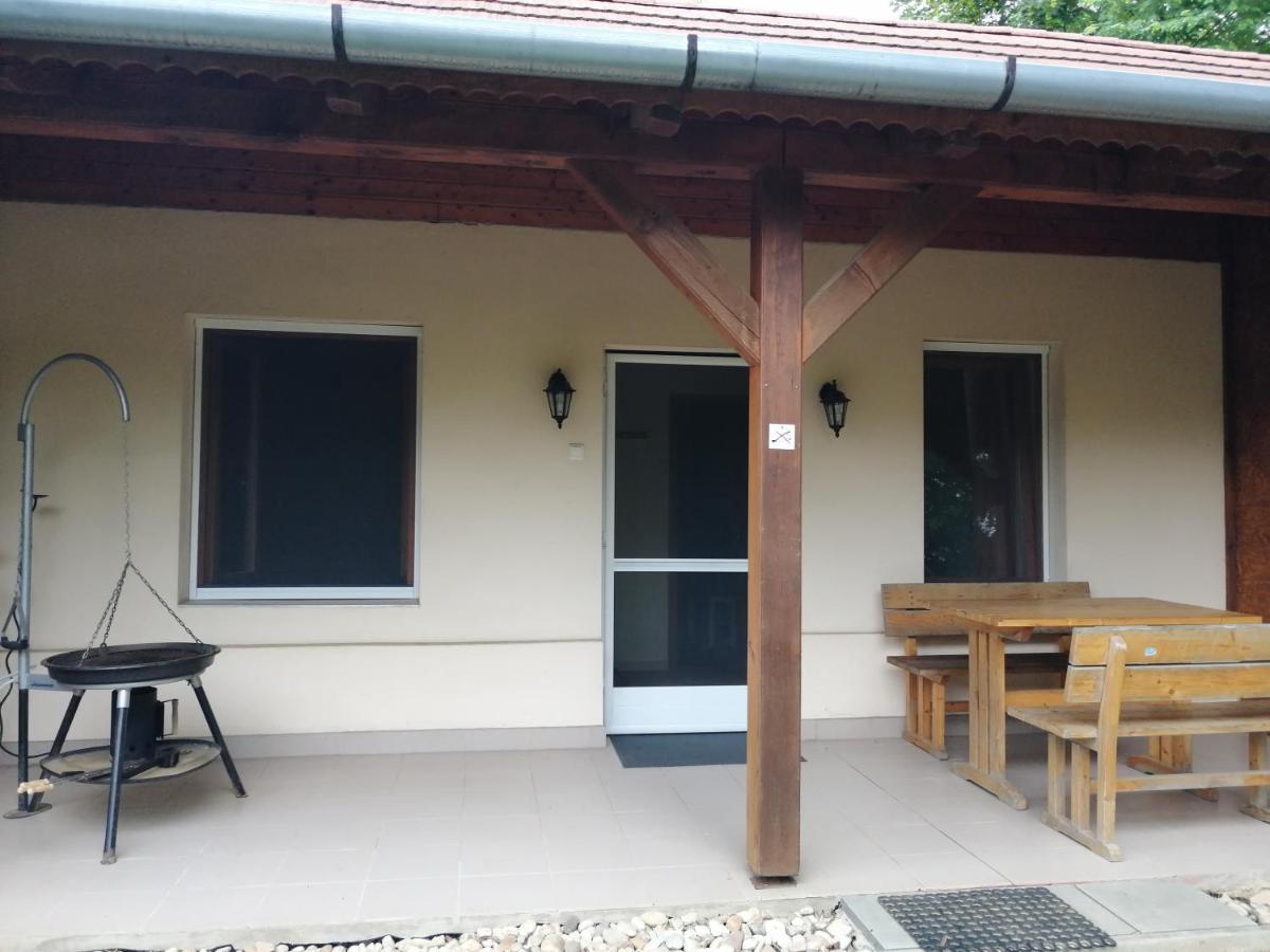 Flora Apartmanok Kehidakustány Екстериор снимка